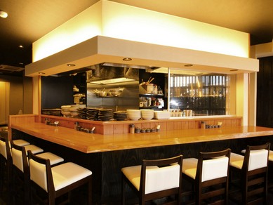 こんがりと焼けていく鶏を見て盛り上がる、カウンター席デート