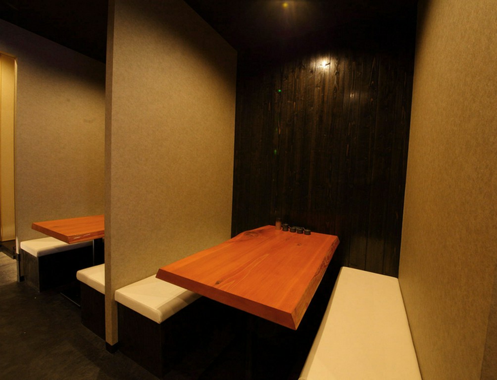 木の風合いを生かした内装や間接照明が生み出す穏やかな空間