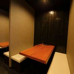 木の風合いを生かした内装や間接照明が生み出す穏やかな空間