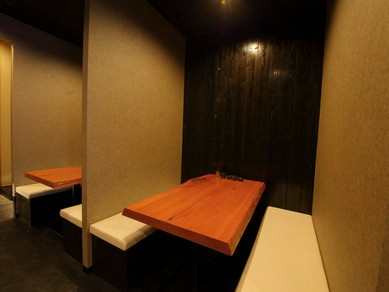 木の風合いを生かした内装や間接照明が生み出す穏やかな空間