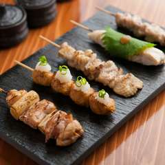 ヒマラヤ産岩塩で旨さ引き出す『おまかせ焼き鳥五本』