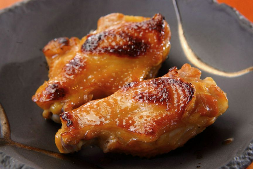 自家製ならでは!燻製したての旨みと香りを楽しめる『手羽元の燻製』