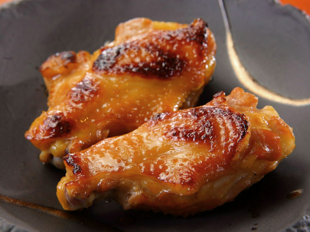 自家製ならでは！燻製したての旨みと香りを楽しめる『手羽元の燻製』