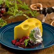 見た目のインパクトはもちろんのこと、ふわふわの食感と濃厚なチーズの風味がたまらない♪チーズ屋さんの穴あきチーズケーキ！