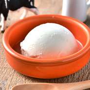 北海道の生乳を使用したバニラアイスクリーム。濃厚なのに口どけの良い上品な味わいに仕上げました。
