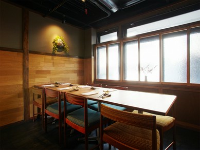 温もりに溢れた空間で、ゆったりと食事や会話を楽しめます