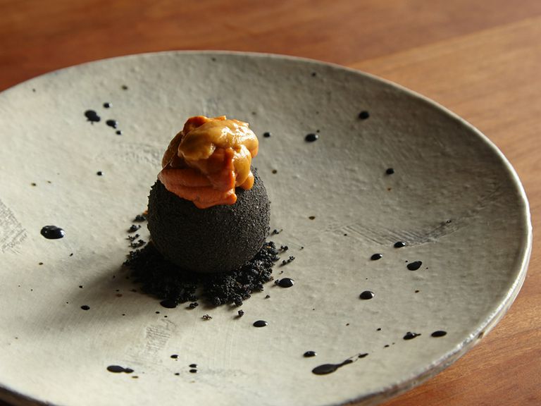 自家製イカ墨パンのパン粉で仕上げる『イカのクロケッタ』