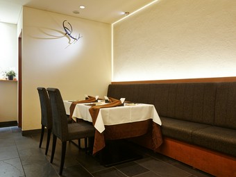 シンプルな空間で2人だけの世界を