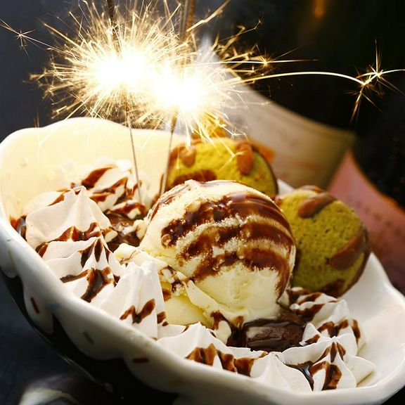 大切な人と記念日のお祝いに個室で焼肉を食べながら乾杯