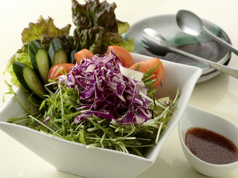 しゃきしゃき新鮮な野菜がたっぷり盛られた『松剛サラダ』