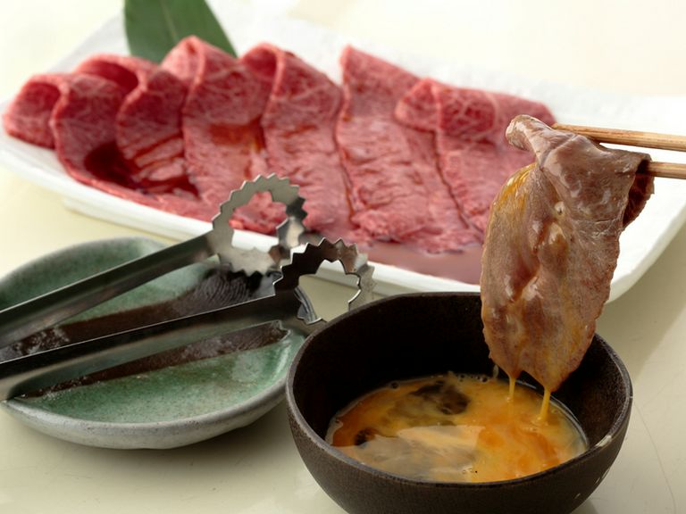 大人気! 特製のすきやきだれとたまごをまとったお肉がジューシーな『ミスジのすき焼き風』