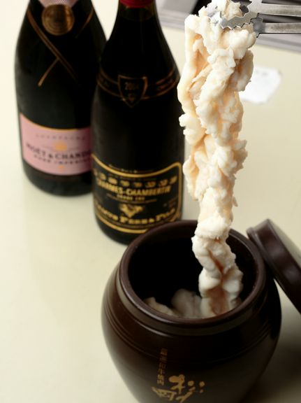 目の前で焼いてくれる臨場感を満喫。脂が甘く感じる『壺漬けマルチョウ(50cm)』