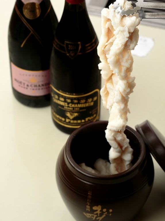 目の前で焼いてくれる臨場感を満喫。脂が甘く感じる『壺漬けマルチョウ（50cm）』