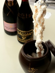 目の前で焼いてくれる臨場感を満喫。脂が甘く感じる『壺漬けマルチョウ（50cm）』