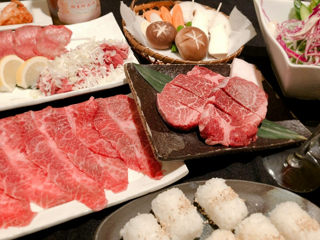 松阪牛やタン塩選べる肉巻きおにぎりなど8皿
通常8000円のコースが5000円で召し上がれます。