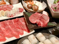 松阪牛やタン塩選べる肉巻きおにぎりなど8皿
通常8000円のコースが5000円で召し上がれます。