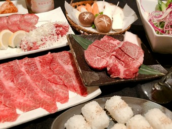 松阪牛やタン塩選べる肉巻きおにぎりなど8皿
通常8000円のコースが5000円で召し上がれます。