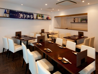 日本酒好きのカップルにおすすめ、白を基調としたオシャレな空間