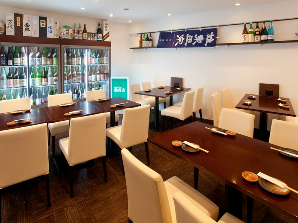 豊富な日本酒を一人ゆっくりと楽しめるくつろぎの空間