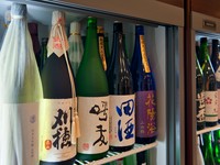 沖縄から北海道まで全国の蔵元を巡り選び抜いた日本酒。有名銘柄に頼らず本当に美味しいものを厳選しています。各地の地酒を飲み比べるのもおすすめ。