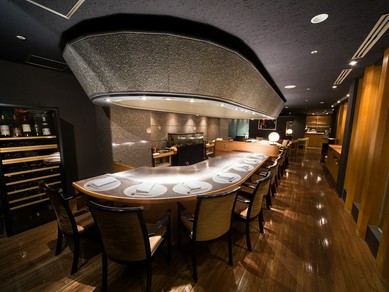 料理への期待が高まる、ライブ感あふれるオシャレなカウンター