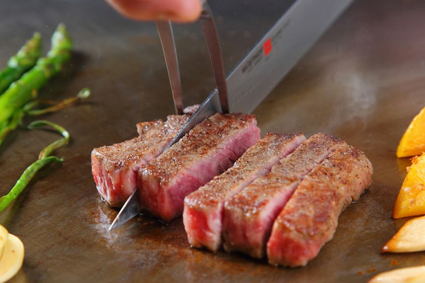 山形牛や米沢牛、旬の魚介など高品質な食材を厳選