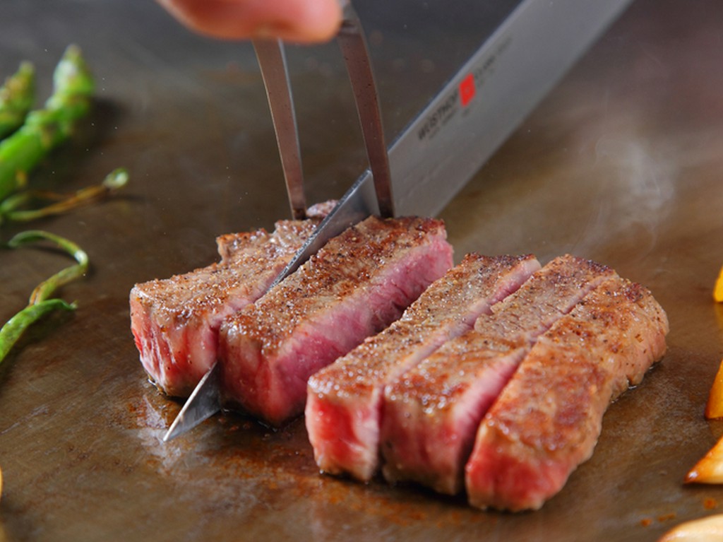 山形牛や米沢牛、旬の魚介など高品質な食材を厳選