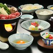牛すき焼き・お造り三種盛・小鉢・玉子・うどん・ご飯・味噌汁・デザート
※写真はイメージです