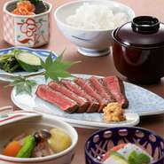 小鉢、牛肉山椒焼き、煮物、つや姫ご飯、香の物、味噌汁、デザート
※写真はイメージです