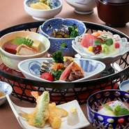 小鉢、造里、煮物、焼物、揚物、つや姫ご飯、香の物、味噌汁、デザート
※写真はイメージです