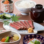 小鉢、牛肉山椒焼き、煮物、つや姫ご飯、香の物、味噌汁、デザート
※写真はイメージです