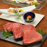 本日の先付
 彩り野菜のサラダ
特選銘柄牛
 県産つや姫ご飯　味噌汁　香の物
デザート
 コーヒー
※写真はイメージです