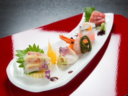 目でも舌でも楽しめる旬魚の旨みに舌鼓