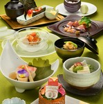 山形の旬の食材をふんだんに使用したディナー会席は繊細な日本料理の技で丁寧にお作りいたします。