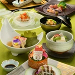 山形の旬の食材をふんだんに使用したディナー会席は繊細な日本料理の技で丁寧にお作りいたします。
