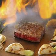 お客様の目の前で、お好きな焼き加減で焼きあげる上質なステーキ。舌にのせた時のやわらかな食感とまろやかな味わいは、まさに極上。付け合わせに、県内産野菜も合わせてお召し上がりいただきます。