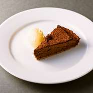 甘さ控えめの濃厚なチョコムースに、サクサクのタルト生地がたまらないおいしさの『チョコレートのタルト　バニラ風味のアイスクリーム添え』。男性にも人気のデザートで、コースの〆をさらに豊かな時間に。