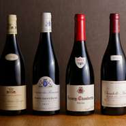 ソムリエでもあるシェフ自らがセレクトしたワインは、フランスのブルゴーニュ地方のものを中心に60種類以上！料理にあわせて厳選される一本に、ワインのおいしさをあらためて感じるはず。
