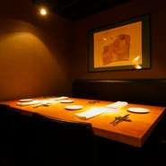 4人まで座れるテーブル席では、ゆったりとした雰囲気の中で食事を楽しめます。『ミシュランガイド』にも掲載され、多くの人々の心を掴んでいる人気店。大切な方を招いてのお食事の機会にも利用できます。