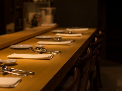 シックな雰囲気の中でひと味違った大人のデートを