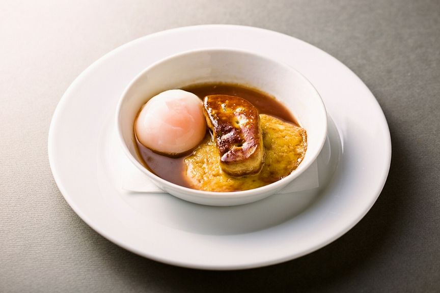 スペシャリテ『鴨のフォアグラのポワレ、温泉卵と山芋のクレープ マデラワインのソース』