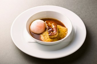 スペシャリテ『鴨のフォアグラのポワレ、温泉卵と山芋のクレープ　マデラワインのソース』