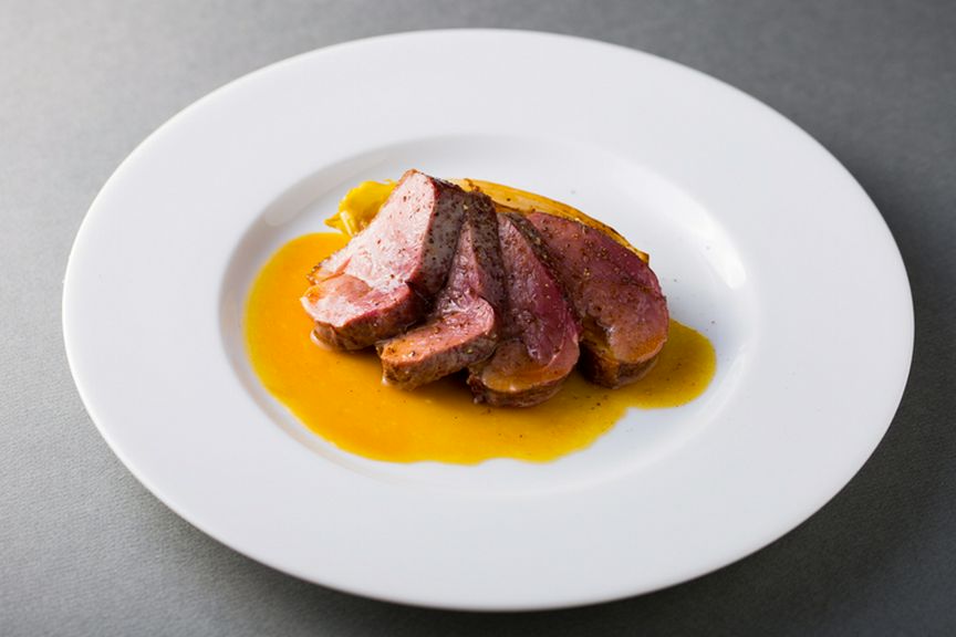 KAWAMURA流ソースで味わう『シャラン鴨、ブラックオリーブ風味のソース』