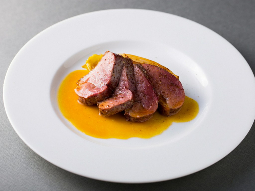 KAWAMURA流ソースで味わう『シャラン鴨、ブラックオリーブ風味のソース』