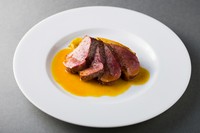 皮目からじっくり炭火焼きにして、皮目はパリパリ中はふっくら火入れします。鴨からとった出汁のソースにブラックオリーブの風味をきかせアクセントに。