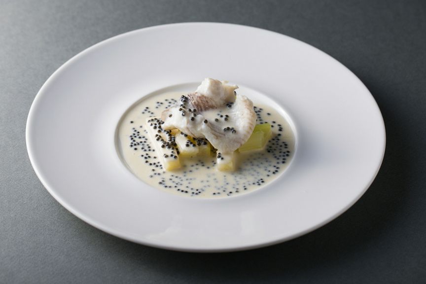 目でも楽しむ一皿『平目とセロリ キャビアのソース』