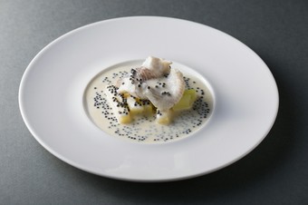 目でも楽しむ一皿『平目とセロリ　キャビアのソース』