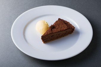 シェフ自慢のスペシャリテデセール『ショコラのタルトと バニラアイスクリーム』