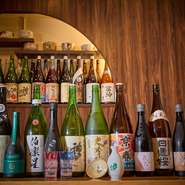 料理に合わせて、最適な日本酒を提案してもらえるので、食事とお酒どちらも満喫。店主が自らお燗を担当し、酒の温度にもこだわりを持って提供してくれるため、より一層酒の深みを感じられます。