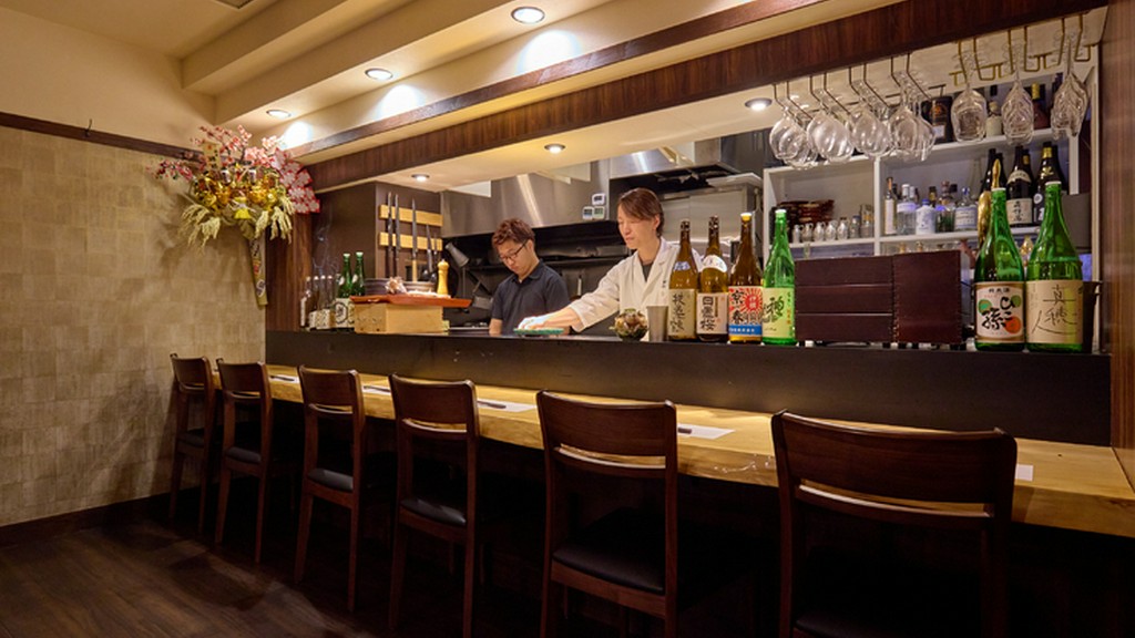 カウンターは職人技を間近で見られる、二人のための特等席